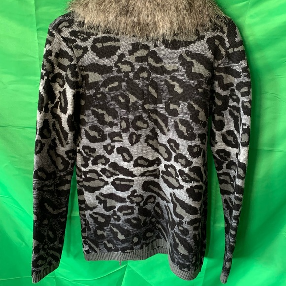 Faux Fur Collared Animal Print Sweater - Picture 2 of 4